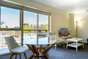 MadeComfy Spacious CBD Apartment in Prime Location